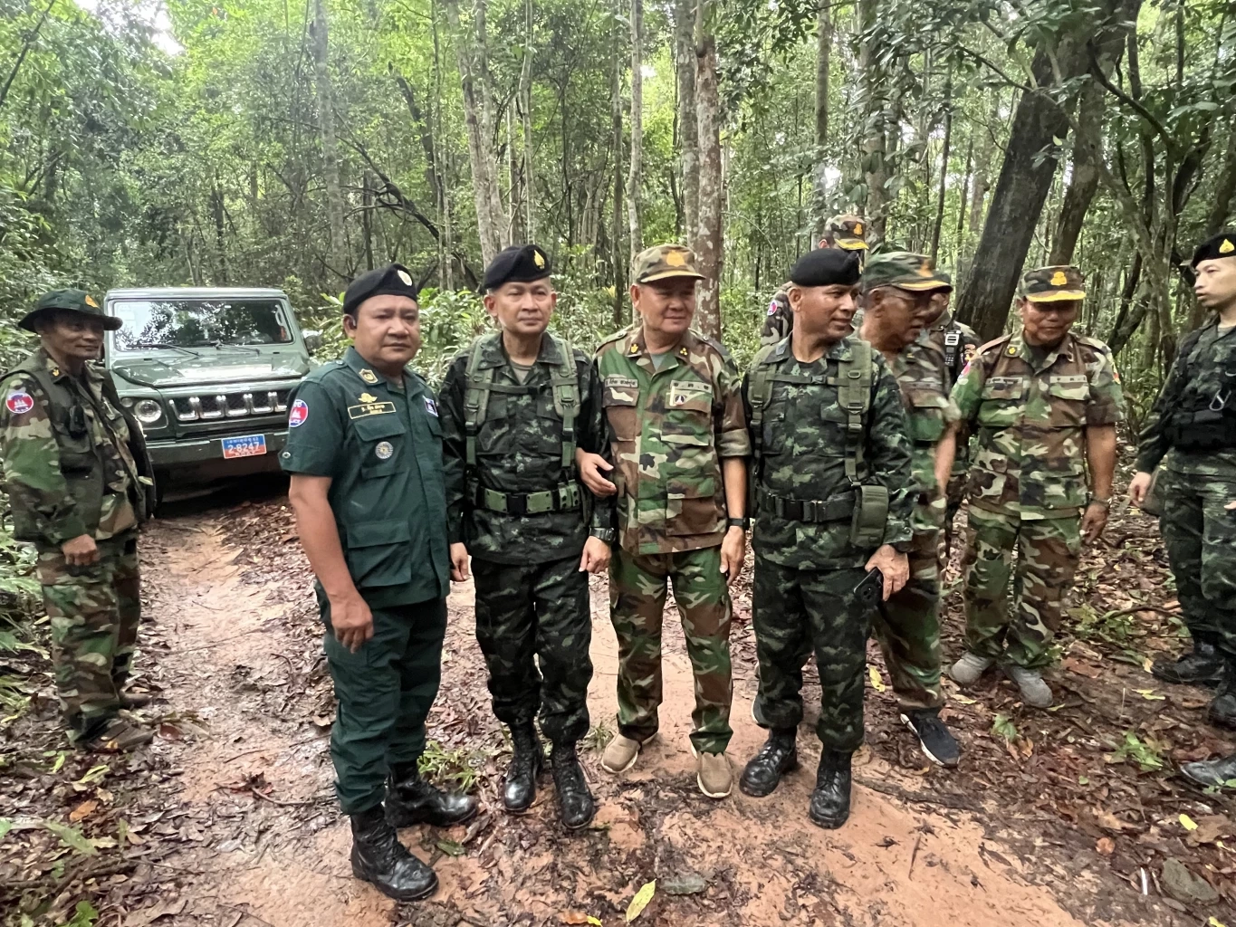 เปิดภาพนายพล ไทย – กัมพูชา จับมือหลังบรรลุข้อตกลง กัมพูชายอมถอย