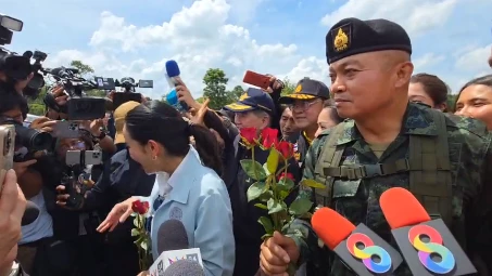 นายกฯ ชวน มทภ.2 รับดอกไม้ชาวบ้าน อารมณ์ดี ขำไมค์สื่อกระแทกศีรษะ