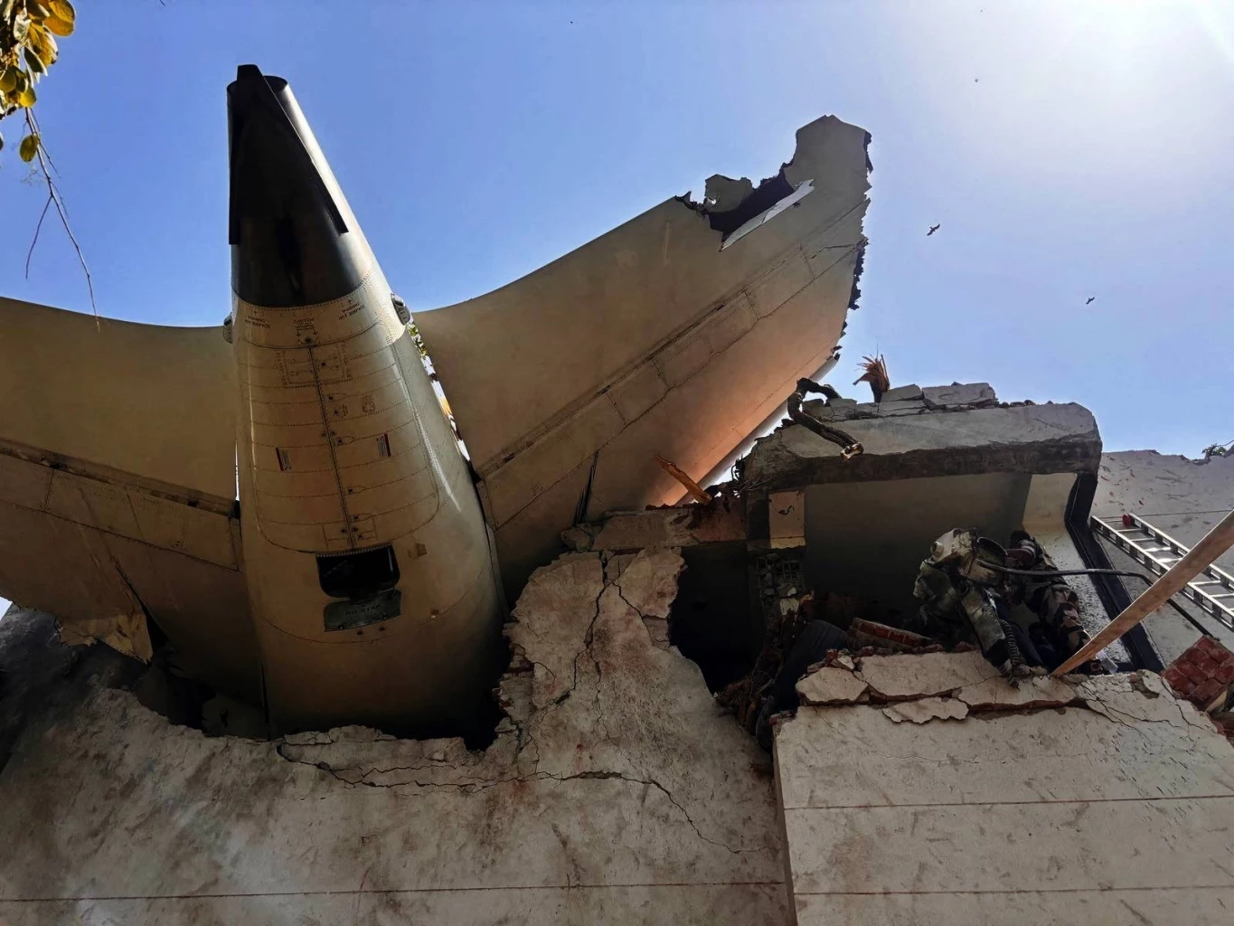 ขนลุกซู่! "เจมส์ เรืองศักดิ์" เผย ผู้รอดชีวิต "เครื่องบินอินเดียตก" นั่งเลขที่เดียวกับผม