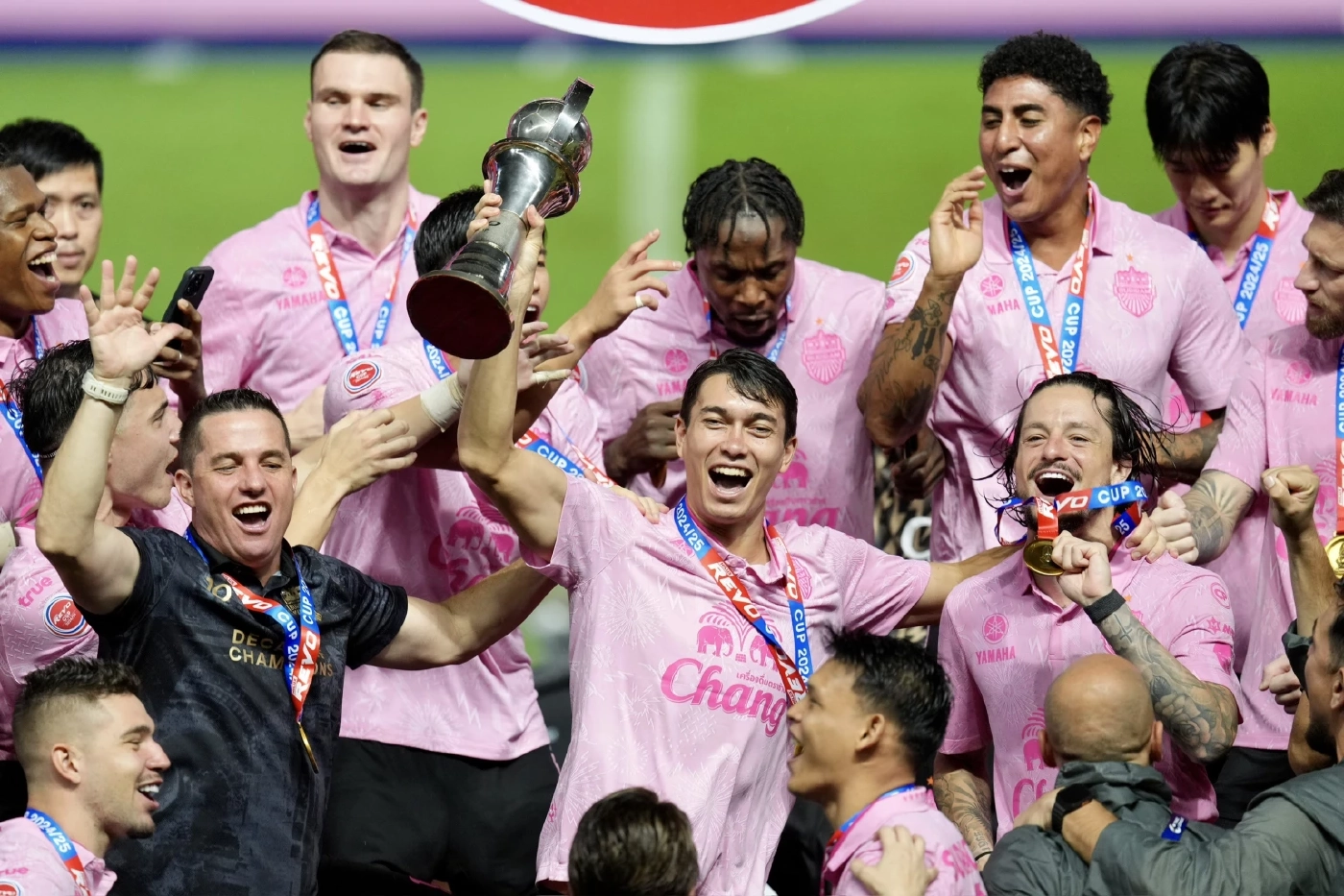 "บุรีรัมย์" ซิวแชมป์ 4 ถ้วยปิดฤดูกาล ลั่นปีหน้าขอแกร่งกว่าเดิม