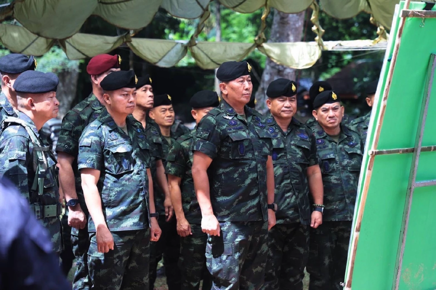 "ผบ.ทบ." ควง "แม่ทัพภาคที่ 2" ลงพื้นที่ "ช่องอานม้า" อุบลราชธานี ตรวจเยี่ยมกำลังพล