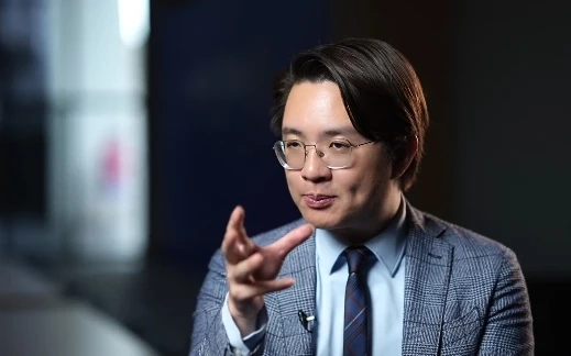 "อาจารย์นิว"  วีรพัฒน์ ปริยวงศ์ นักกฎหมายอิสระ จากฮาวาร์ด  ที่ปรึกษา สำนักกฎหมาย VLA