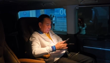 นายเดชอิศม์ ขาวทอง รัฐมนตรีช่วยว่าการกระทรวงสาธารณสุข ในฐานะเลขาธิการพรรคประชาธิปัตย์ 