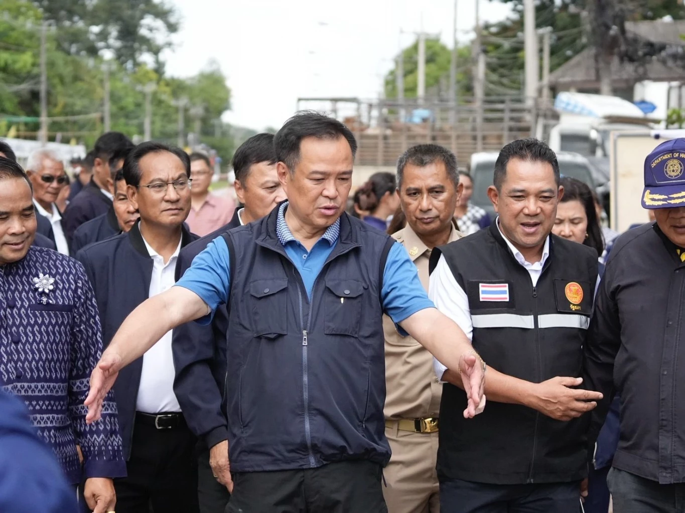 นายอนุทิน ชาญวีรกูล รองนายกรัฐมนตรี และ รมว.มหาดไทย