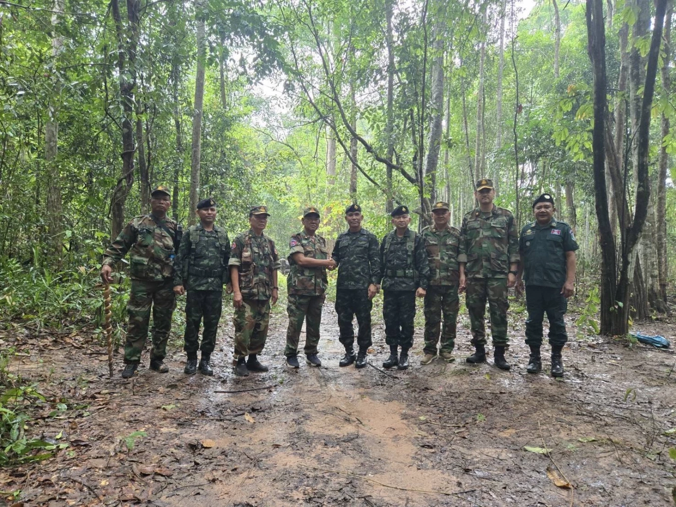เปิดภาพนายพล ไทย – กัมพูชา จับมือหลังบรรลุข้อตกลง กัมพูชายอมถอย