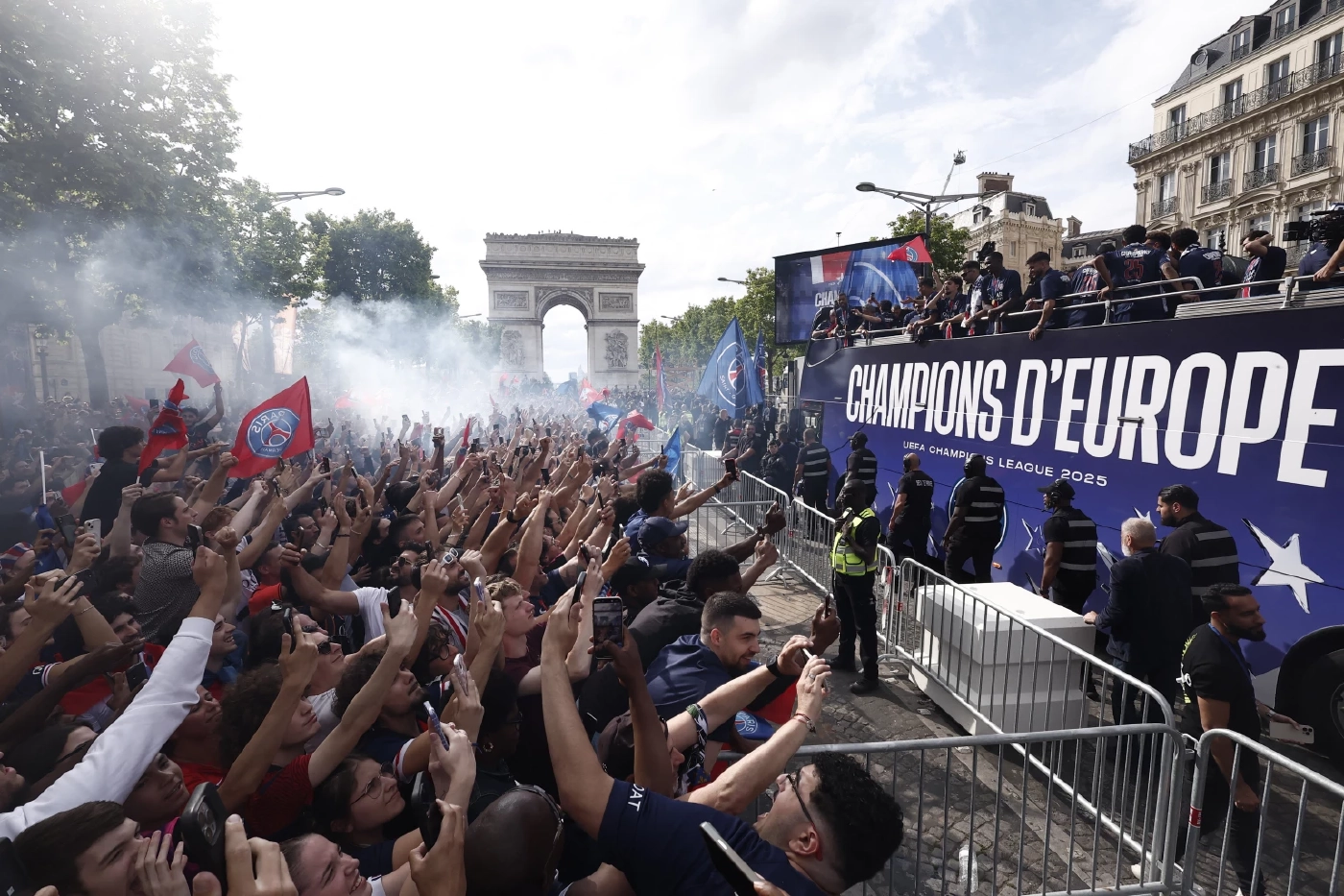 "เปแอสเช" ฉลองแชมป์ UCL สุดยิ่งใหญ่ แฟนแห่ต้อนรับแน่นปารีส