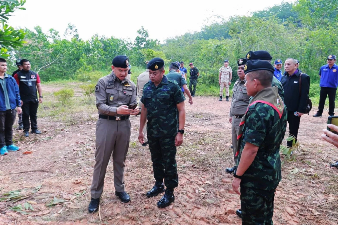 "มทภ.4" ลงพื้นที่ตรวจสอบ "โดรน" ต้องสงสัยฝังดิน คาดเตรียม "ก่อเหตุ-ขนสิ่งผิดกฎหมาย"