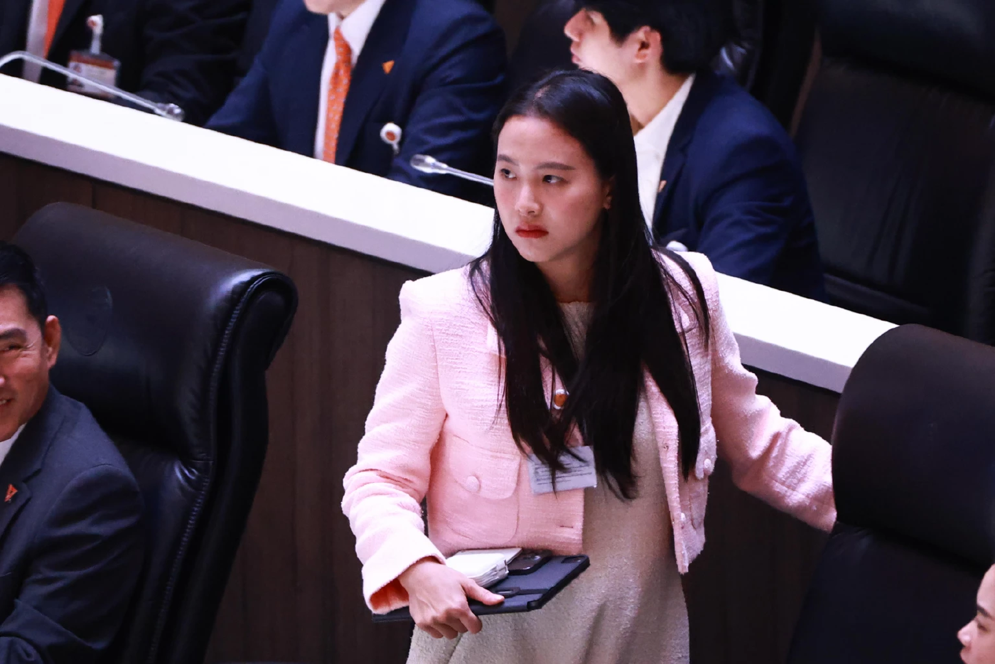 \"ไอซ์ รักชนก\" โกรธหน้าสั่น ประชุมลับ กมธ.งบ 69 แฉยับ สส.พูดแบบไหน!