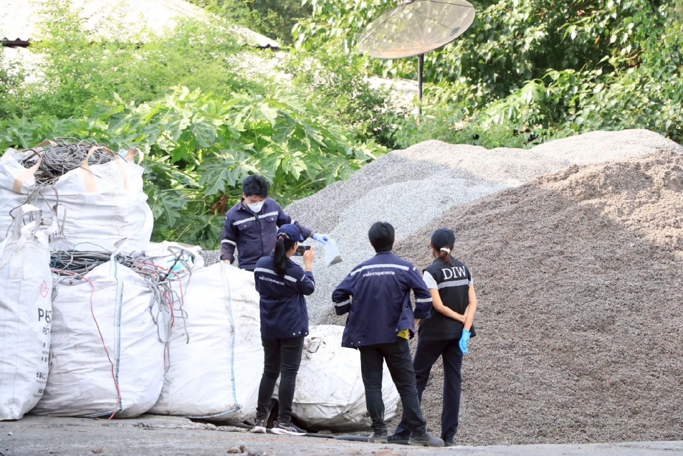 ส่งทีม สุดซอย ทลายอาณาจักรรีไซเคิลศูนย์เหรียญ ซุกขยะพิษ 8 พันตัน