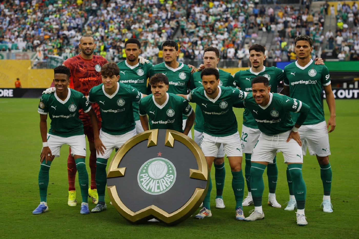 นักเตะทีมพัลไมรัสถ่ายรูปหมู่ก่อนเกมในศึกคลับเวิลด์คัพ 2025