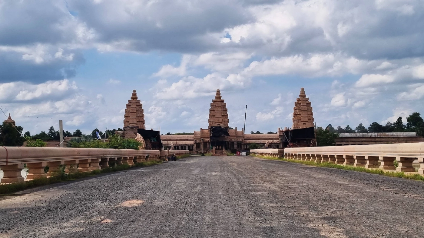 ไวยาวัจกร "วัดภูม่านฟ้า" โต้ ไม่ได้สร้างเลียนแบบ "นครวัด" รมว.วัฒนธรรมฯ กัมพูชา เคยตรวจสอบแล้วชี้ "ไม่ได้เลียนแบบ"