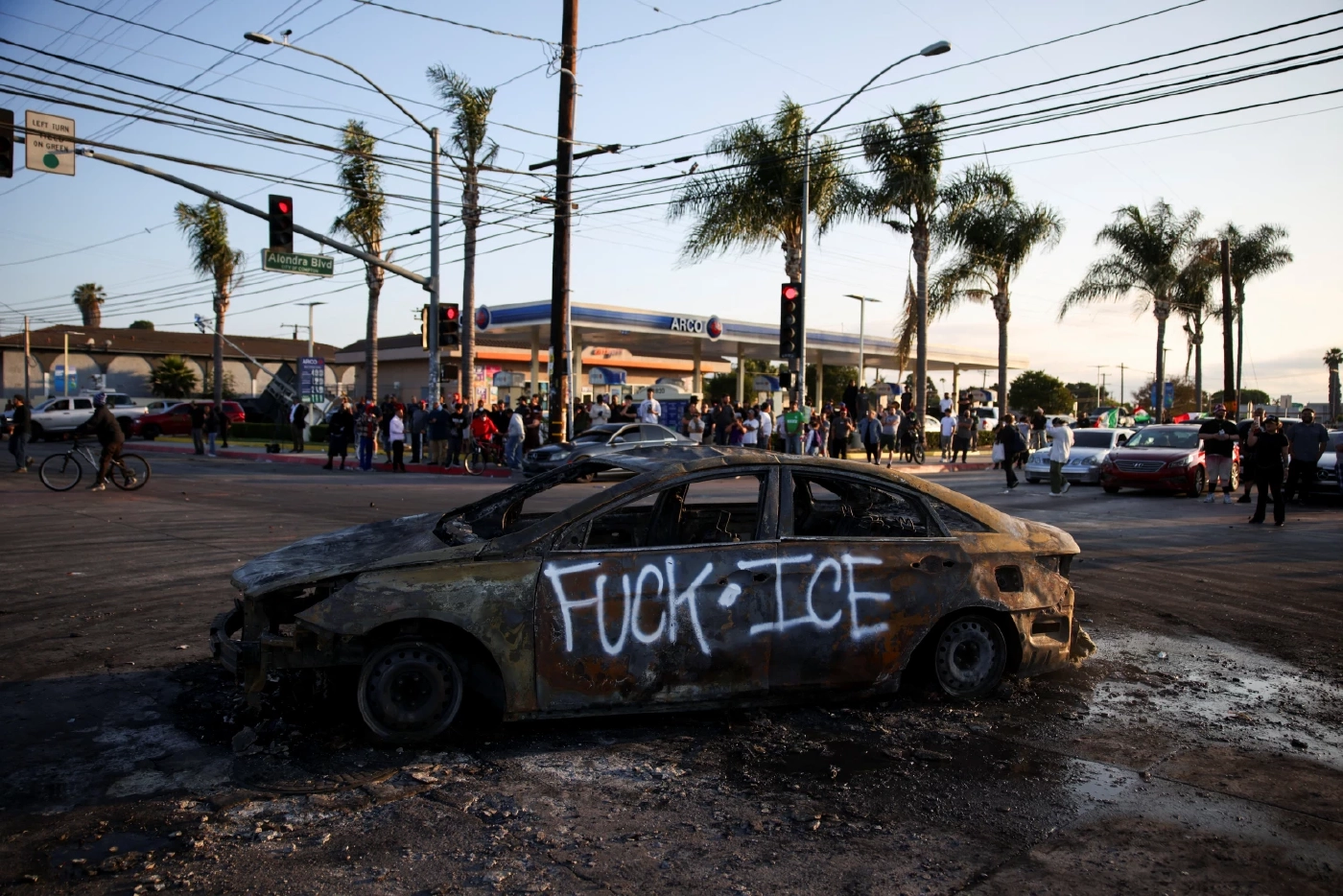 ICE สลายฝูงชนที่ประท้วง ต่อต้านกวาดล้างผู้อพยพในลอสแองเจลิส