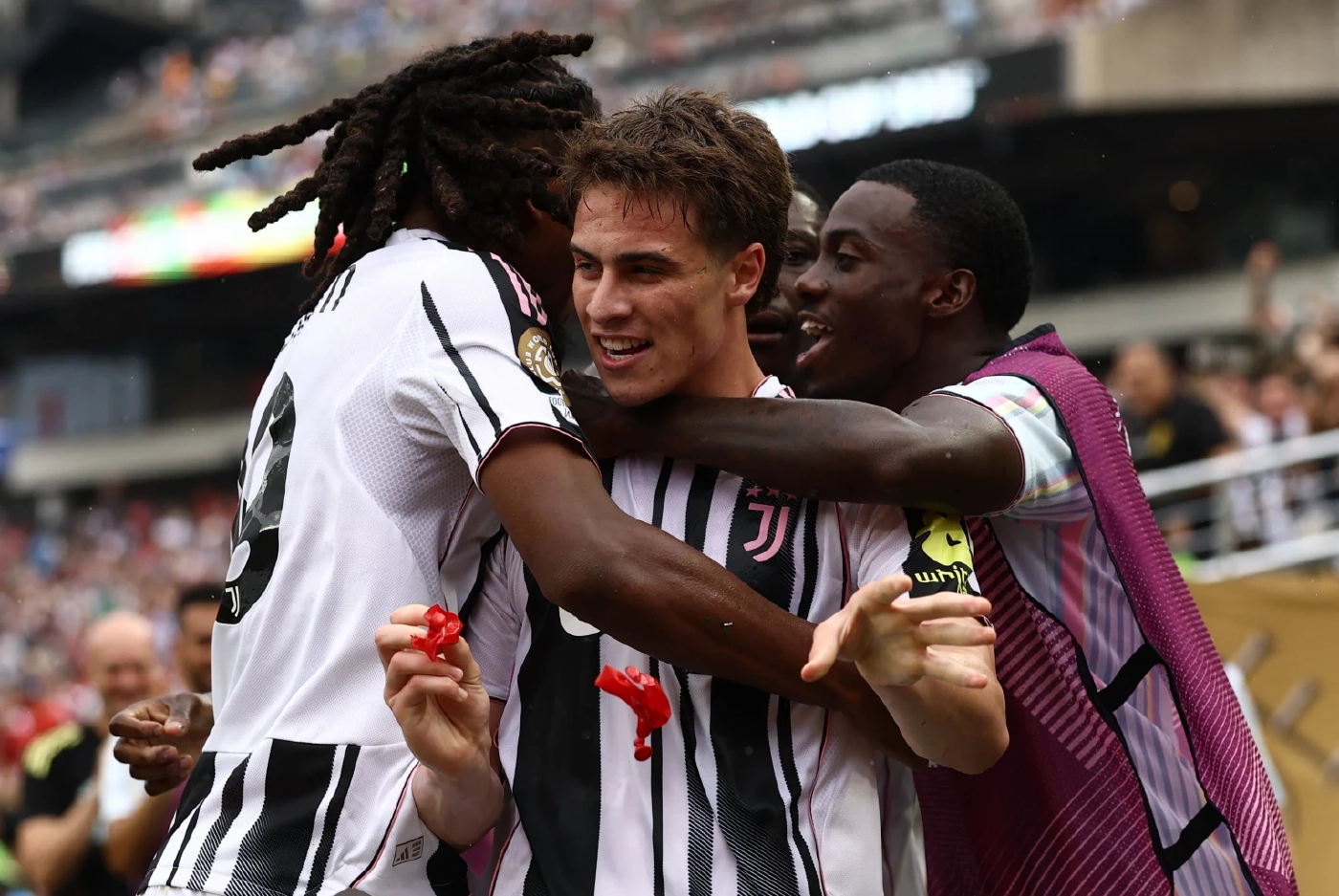 นักเตะยูเวนตุสฉลองประตูกับ เคนัน ยิลดิซ หลังทำสองประตูใส่วีดัดในศึกฟีฟ่า คลับ เวิลด์ คัพ 2025