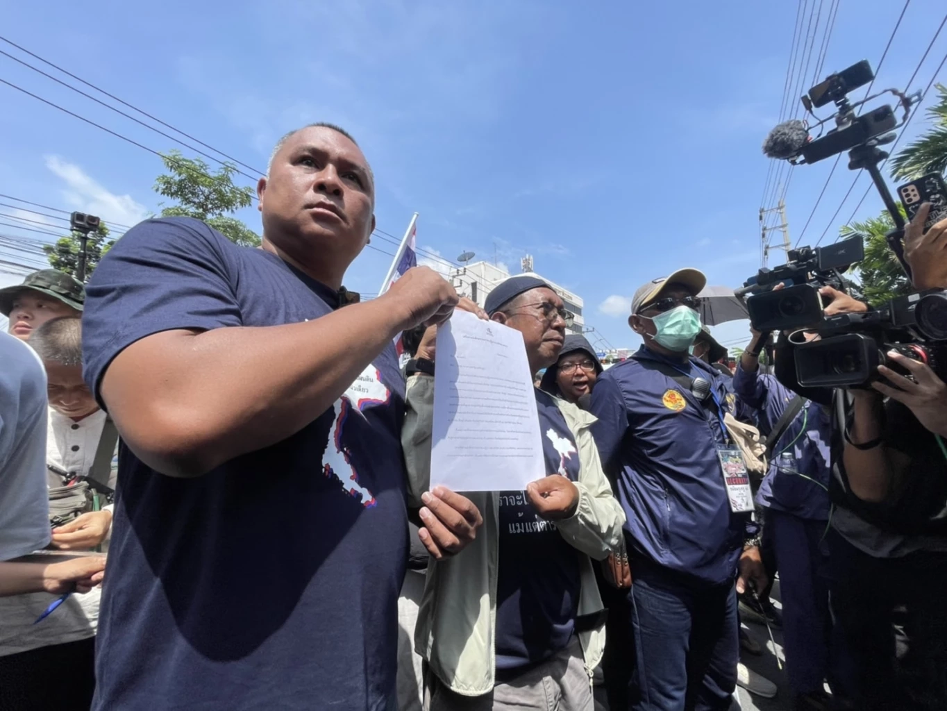 ม็อบ คปท.ลุยหน้าสถานทูตกัมพูชา ประณามไม่เป็นเพื่อนบ้านที่ดี