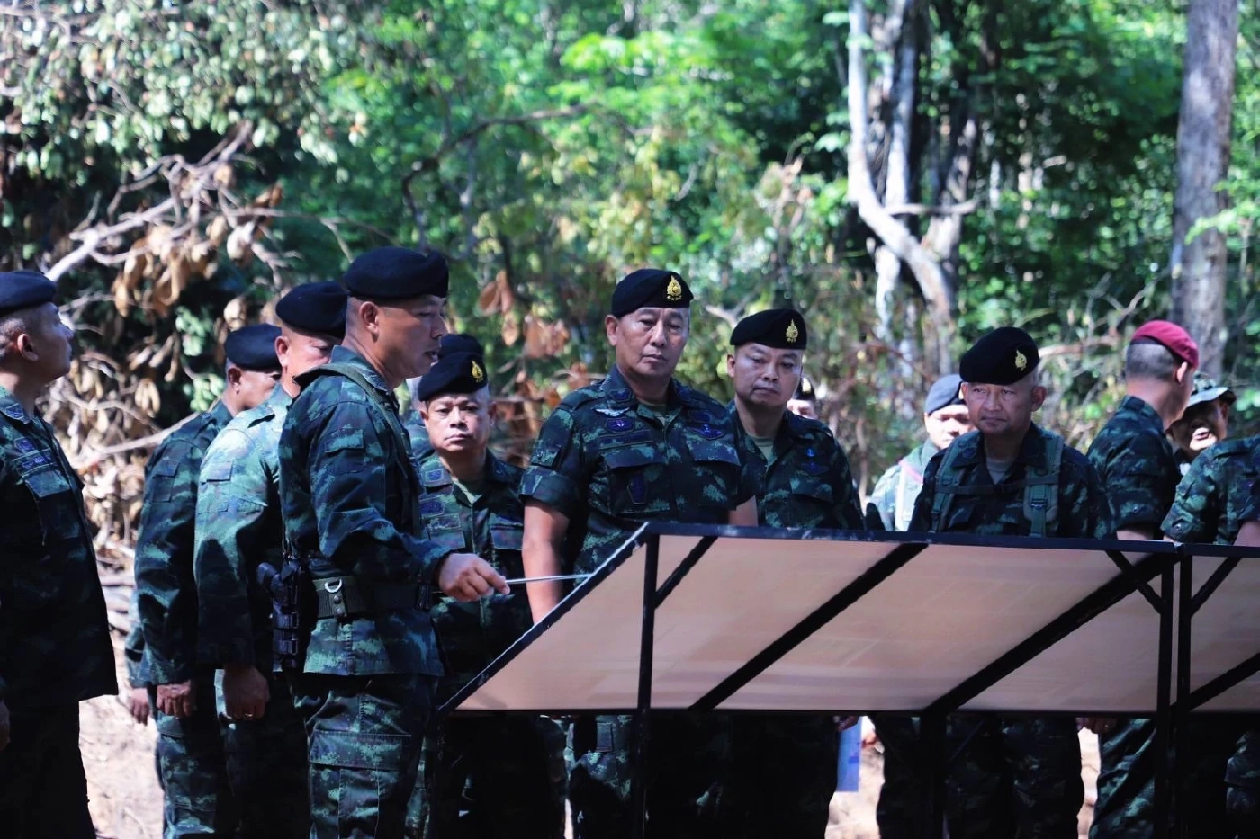 "ผบ.ทบ." ควง "แม่ทัพภาคที่ 2" ลงพื้นที่ "ช่องอานม้า" อุบลราชธานี ตรวจเยี่ยมกำลังพล