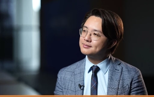 "นายวีรพัฒน์ ปริยวงศ์"  หรือ "อาจารย์นิว" นักกฎหมายอิสระ จากฮาวาร์ด ที่ปรึกษา สำนักกฎหมาย VLA