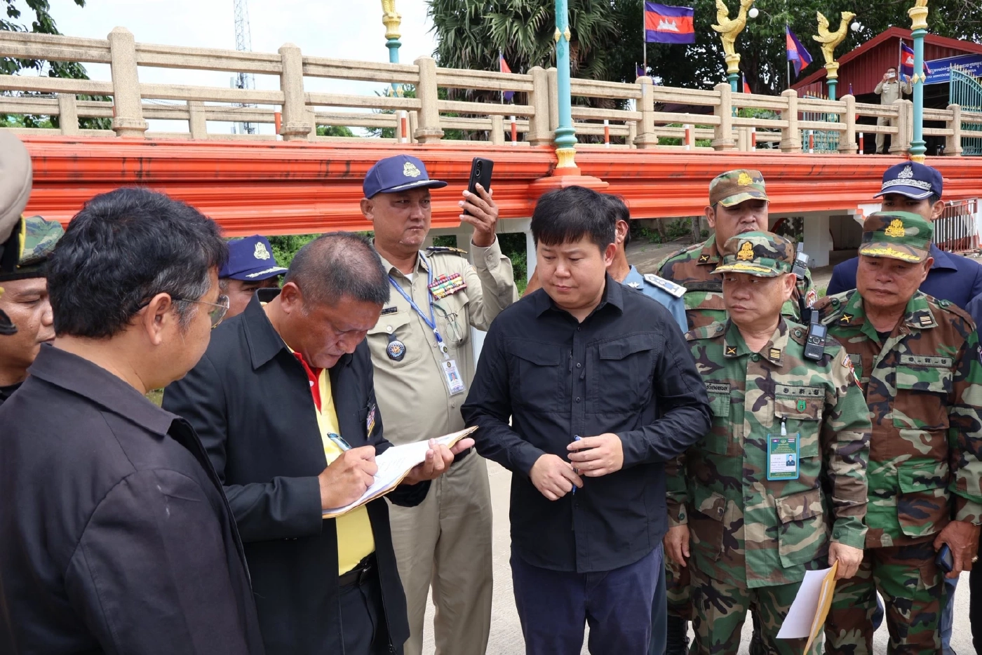 ประท้วง "กัมพูชา" บินโดรนล้ำ "แดนไทย" ผู้ว่าฯจันทบุรี ส่งตัวแทนยื่นหนังสือถึง ผู้ว่าฯพระตะบอง