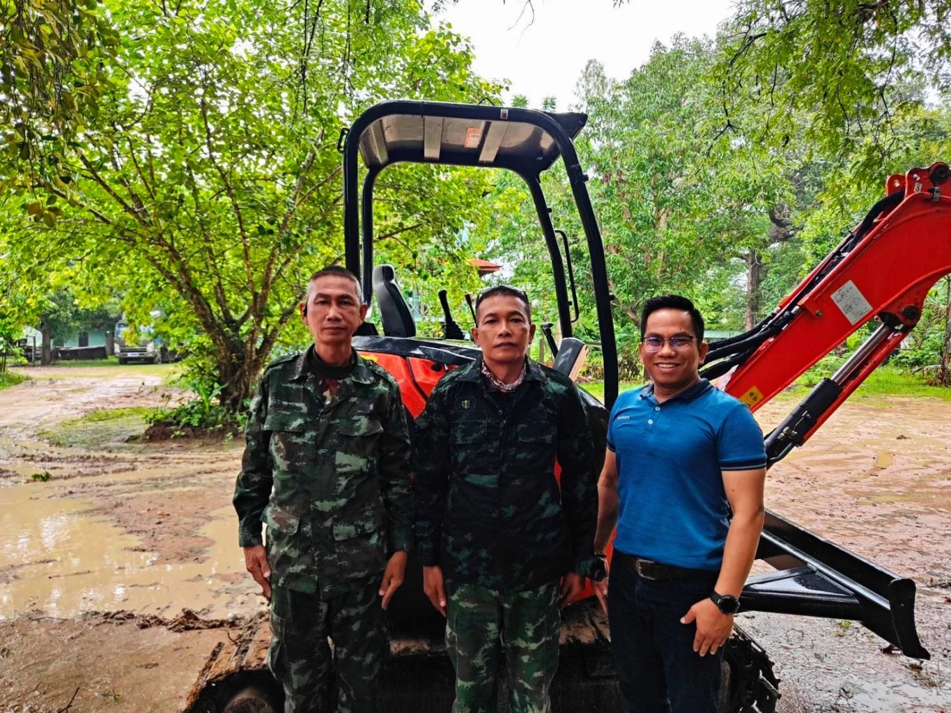 "แม่ทัพ 2" รับมอบรถขุดดินจากเอกชน ไว้ใช้ขุด "คูเลต" ป้องกันฐาน