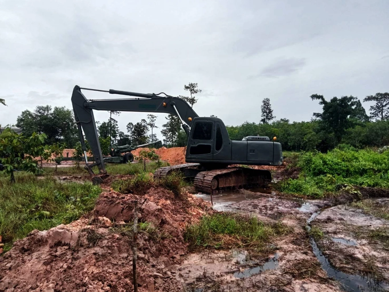 "แม่ทัพ 2" รับมอบรถขุดดินจากเอกชน ไว้ใช้ขุด "คูเลต" ป้องกันฐาน