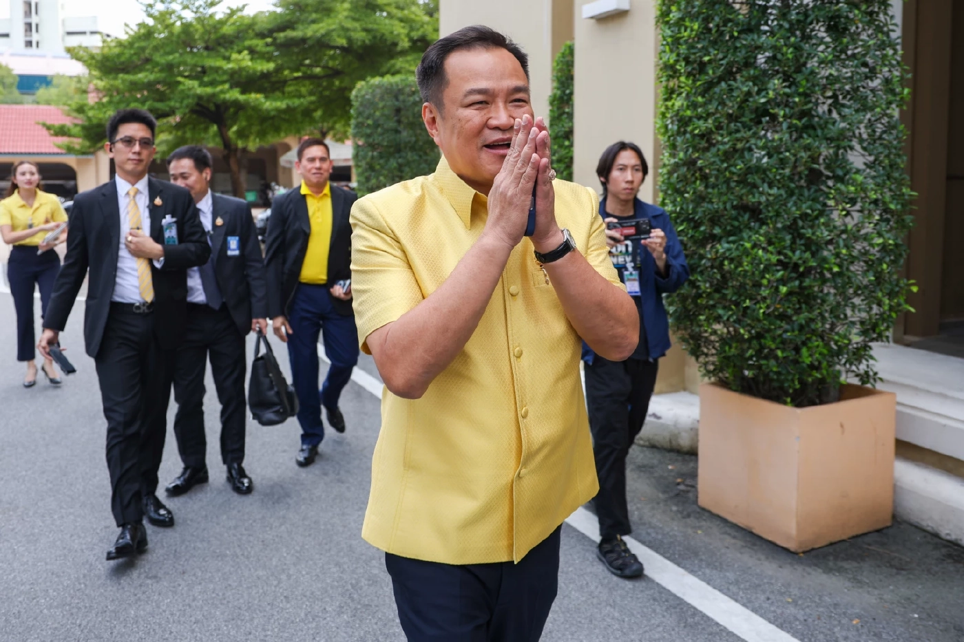  นายอนุทิน ชาญวีรกูล รองนายกฯ และ รมว.มหาดไทย ในฐานะหัวหน้าพรรคภูมิใจไทย 