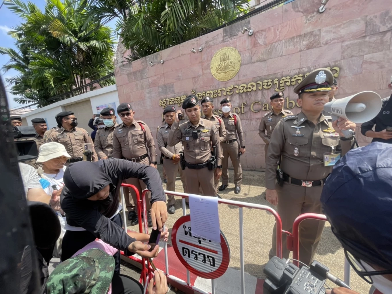 ม็อบ คปท.ลุยหน้าสถานทูตกัมพูชา ประณามไม่เป็นเพื่อนบ้านที่ดี