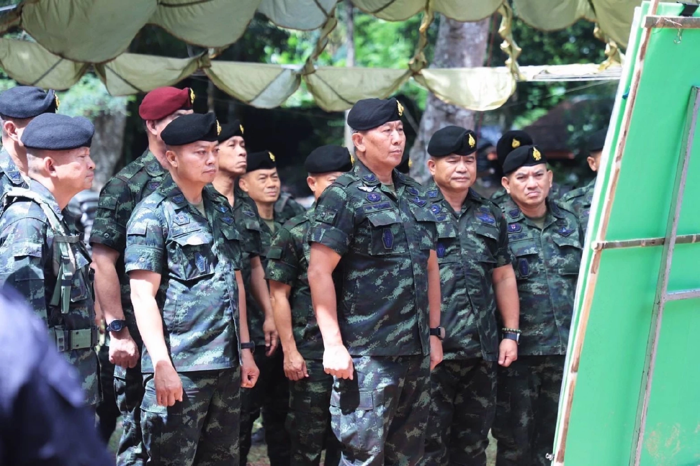 "ผบ.ทบ." ควง "แม่ทัพภาคที่ 2" ลงพื้นที่ "ช่องอานม้า" อุบลราชธานี ตรวจเยี่ยมกำลังพล