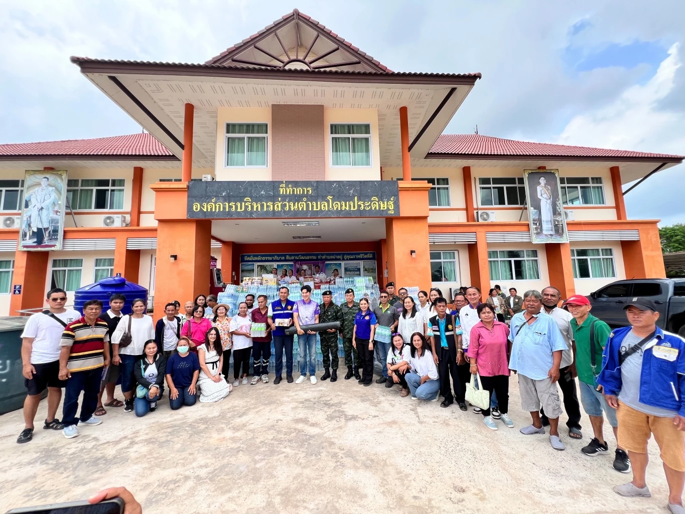 “กังฟู วสวรรธน์” นำทีมชาวอุบลฯ มอบสิ่งของสนับสนุนให้กำลังใจทหาร