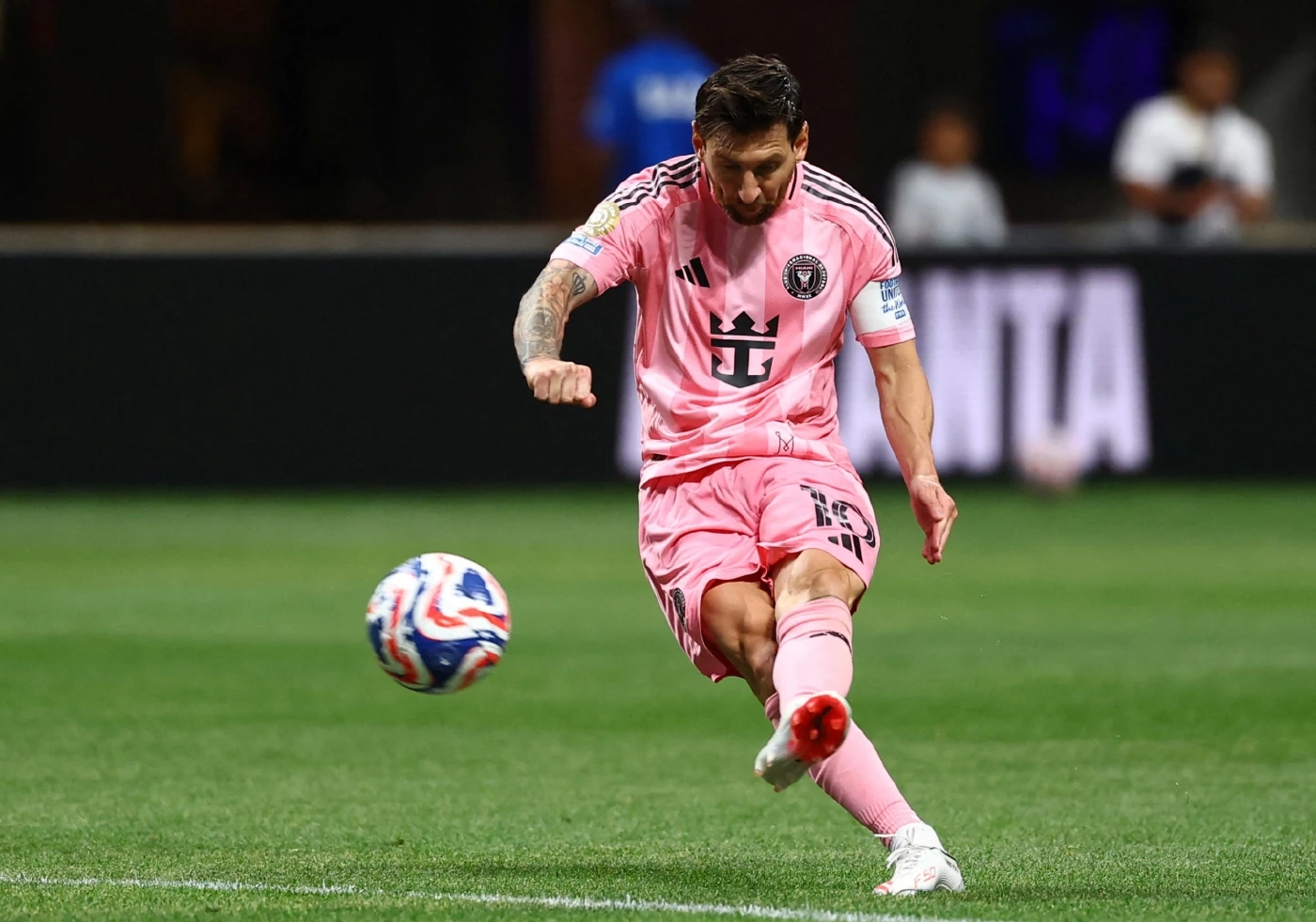 ลิโอเนล เมสซี ยิงฟรีคิกให้กับอินเตอร์ ไมอามี ในเกมพบปอร์โต้ ศึกฟุตบอลสโมสรโลก 2025