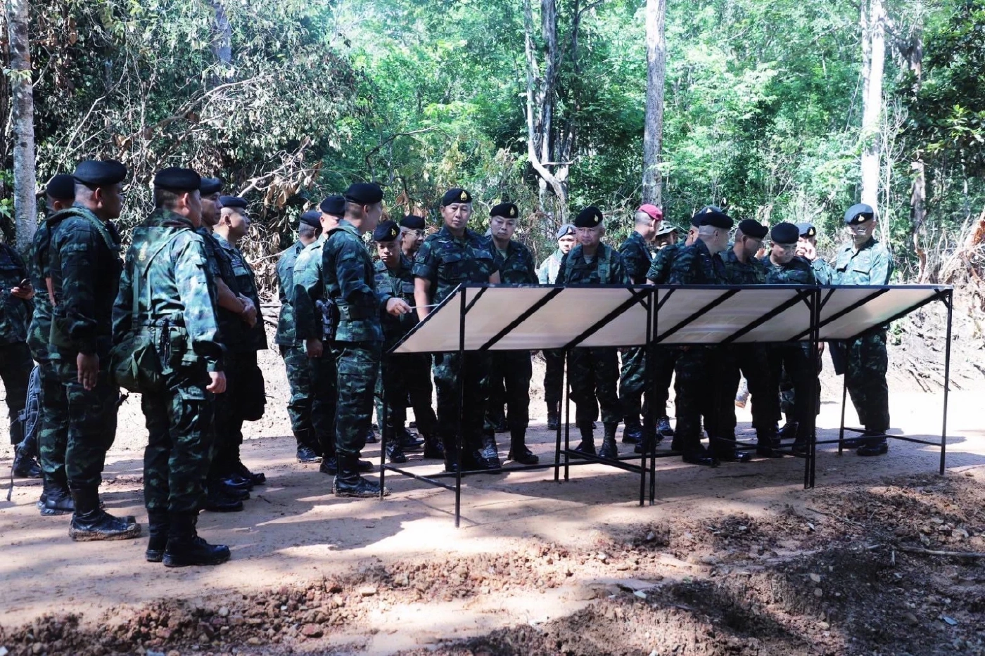 "ผบ.ทบ." ควง "แม่ทัพภาคที่ 2" ลงพื้นที่ "ช่องอานม้า" อุบลราชธานี ตรวจเยี่ยมกำลังพล