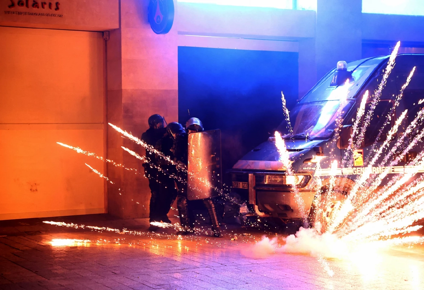 ระดม "ตำรวจฝรั่งเศส" 5,400 อารักขา "กรุงปารีส" ใช้แก๊สน้ำตา สลายฝูงชน ที่ฉลองแชมป์ UCL