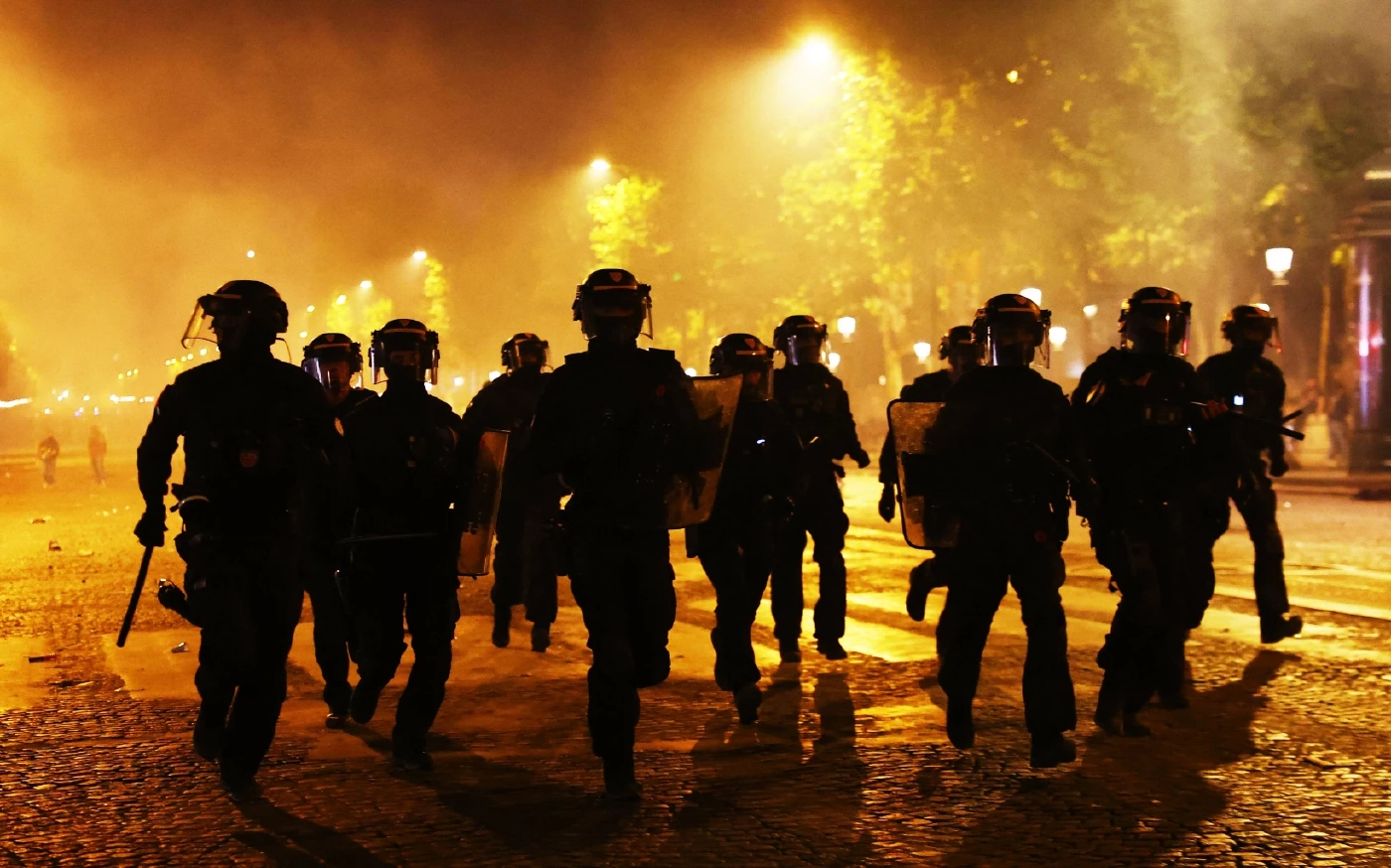 ระดม "ตำรวจฝรั่งเศส" 5,400 อารักขา "กรุงปารีส" ใช้แก๊สน้ำตา สลายฝูงชน ที่ฉลองแชมป์ UCL