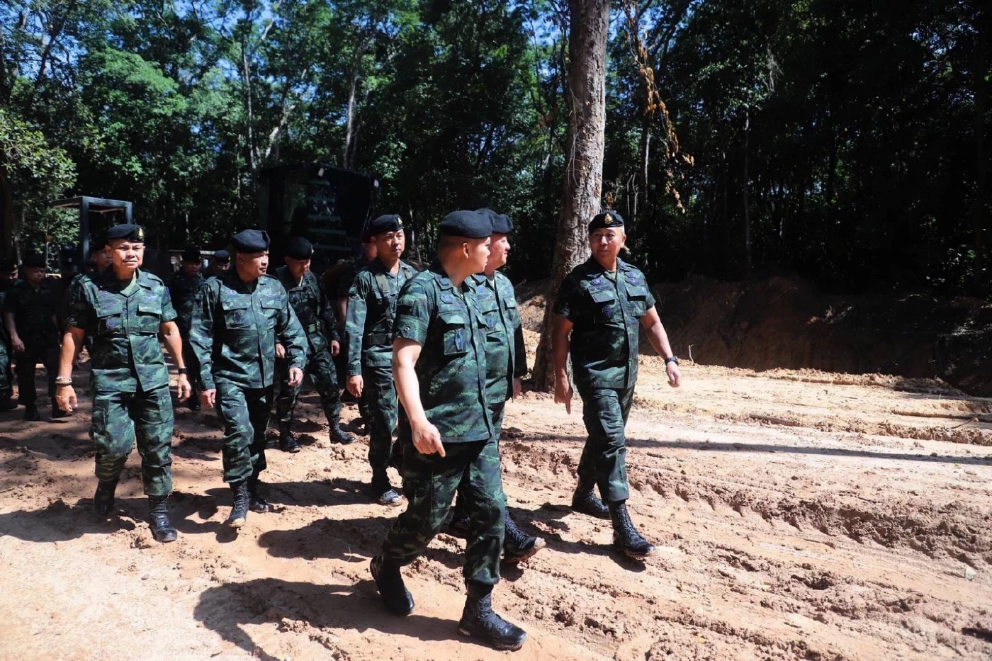 "ผบ.ทบ." ควง "แม่ทัพภาคที่ 2" ลงพื้นที่ "ช่องอานม้า" อุบลราชธานี ตรวจเยี่ยมกำลังพล