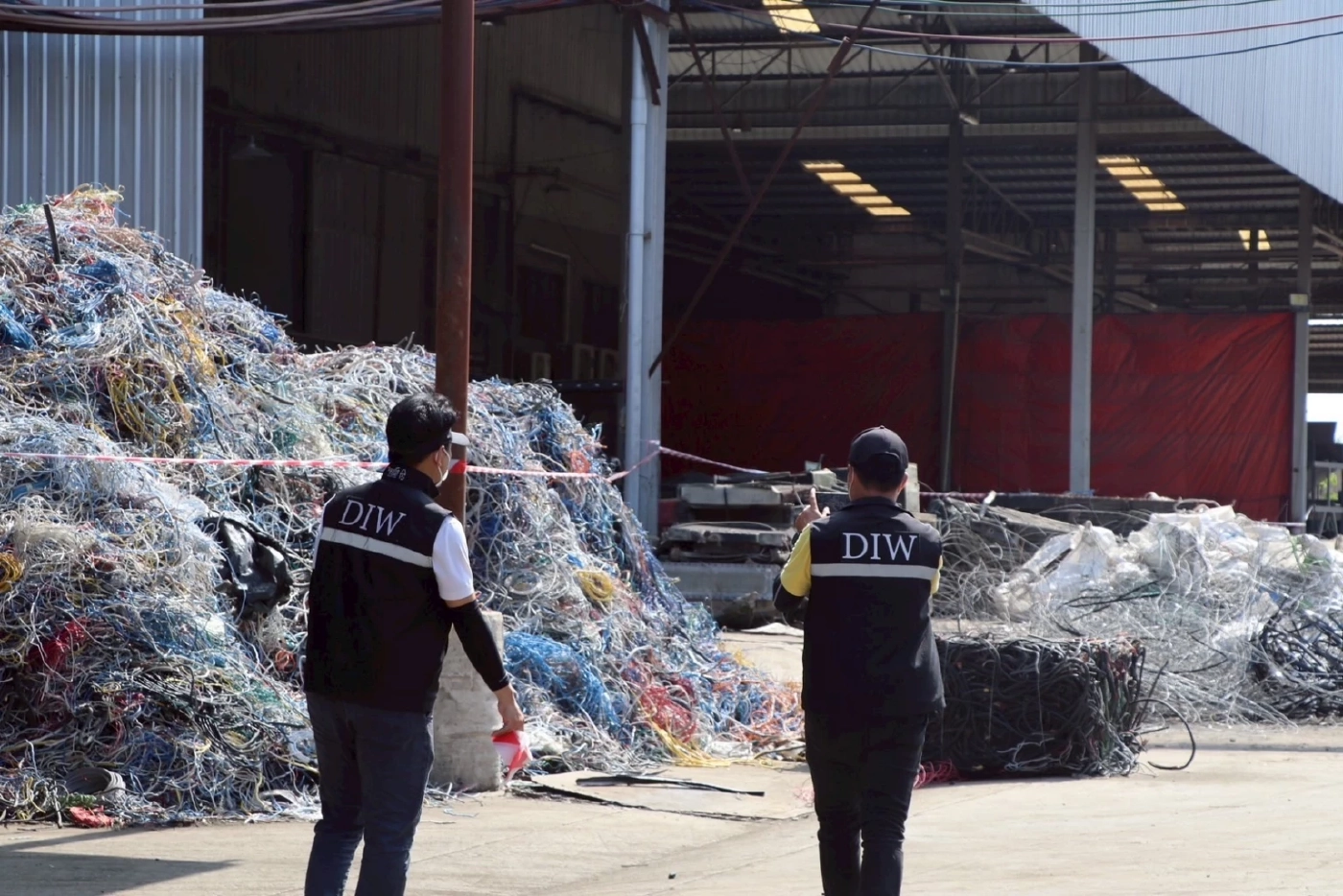 ส่งทีม สุดซอย ทลายอาณาจักรรีไซเคิลศูนย์เหรียญ ซุกขยะพิษ 8 พันตัน