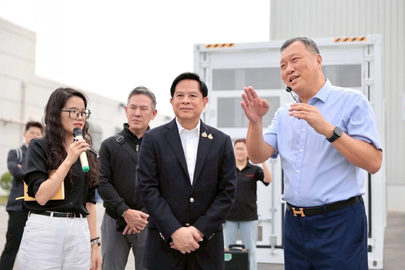 นายพีระพันธุ์ สาลีรัฐวิภาค รองนายกรัฐมนตรี และ รมว.พลังงาน 