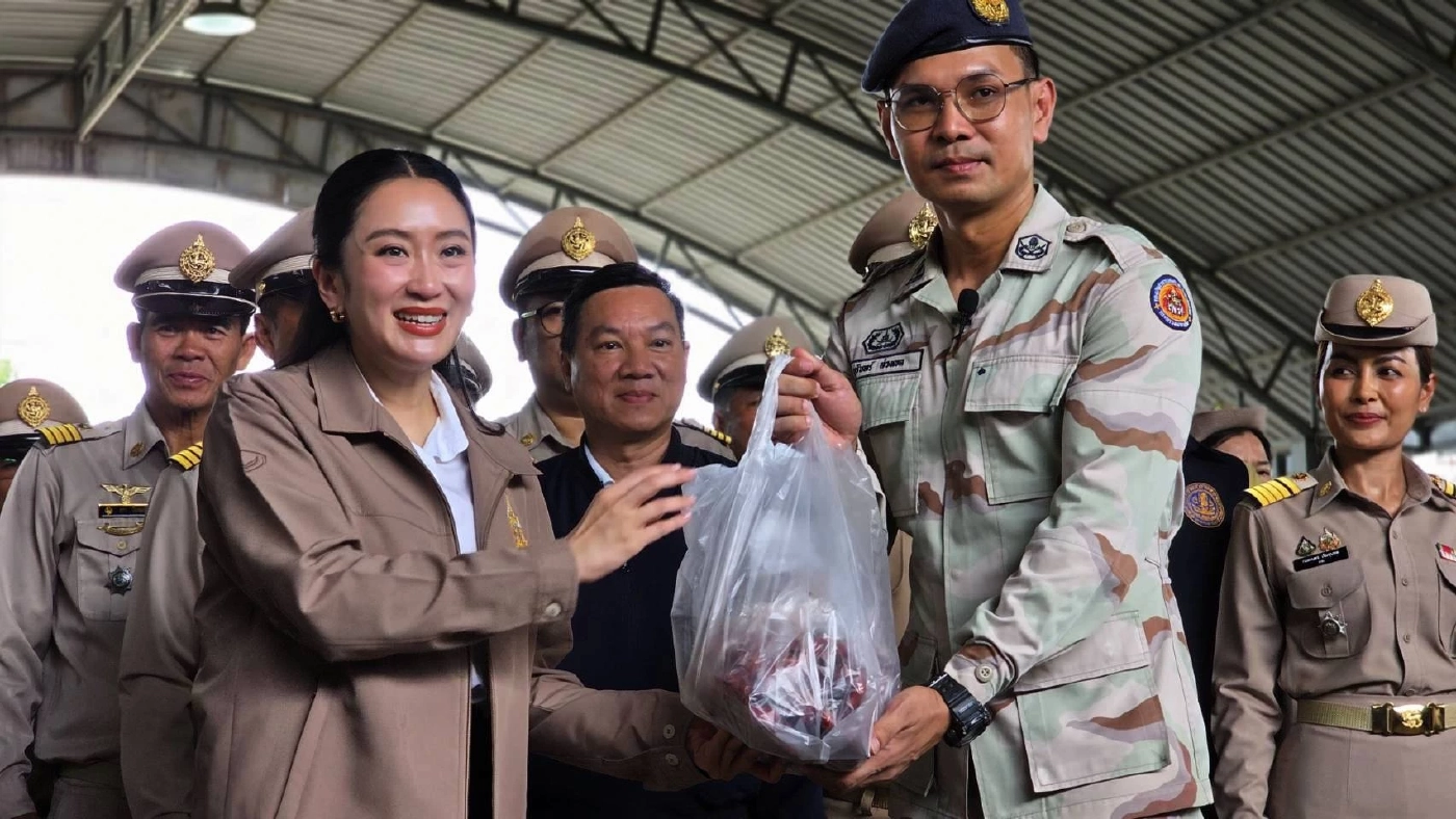 "นายกฯ" เหมา "ข้าวเหนียว-ไก่ย่าง" มอบให้ "ทหาร-ตำรวจ-ฝ่ายปกครอง" สระแก้ว