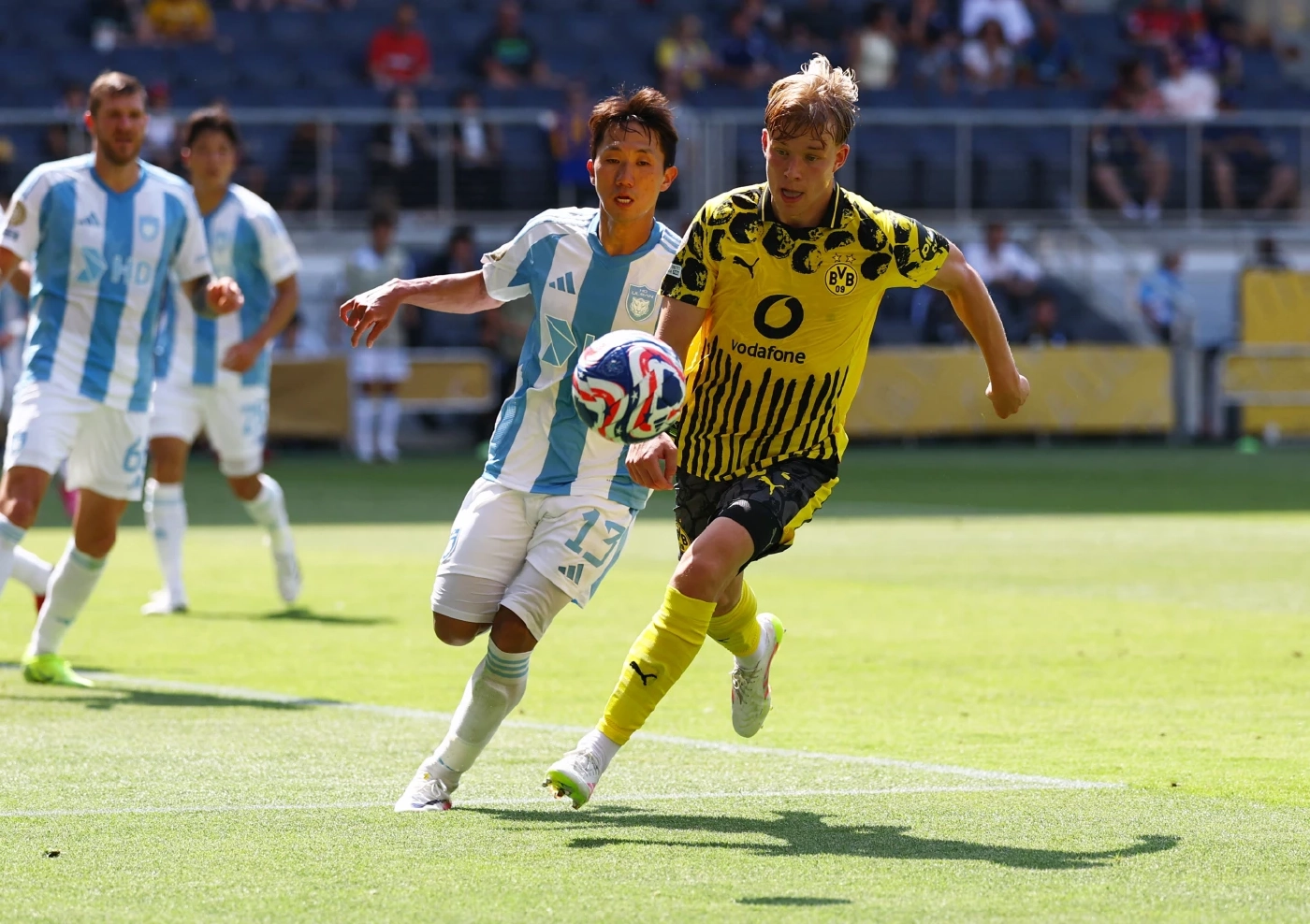 นักเตะดอร์ทมุนด์และอุลซานวิ่งแย่งบอลระหว่างเกมฟีฟ่า คลับ เวิลด์ คัพ 2025 รอบแบ่งกลุ่ม