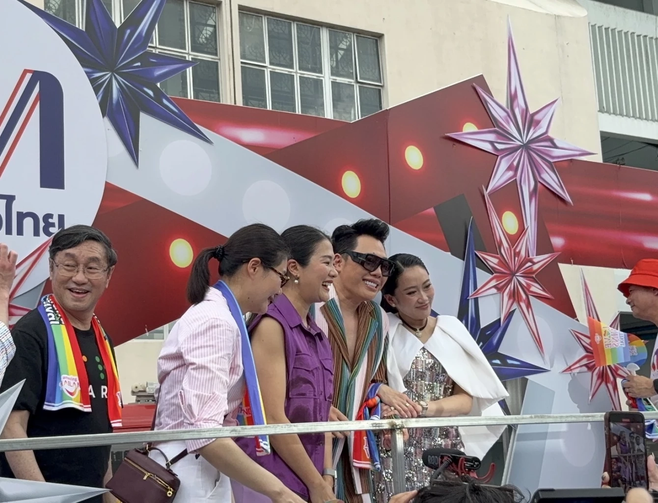 "นายกฯอิ๊งค์" ร่วมเดินขบวนสีรุ้งสุดยิ่งใหญ่กลางสยาม