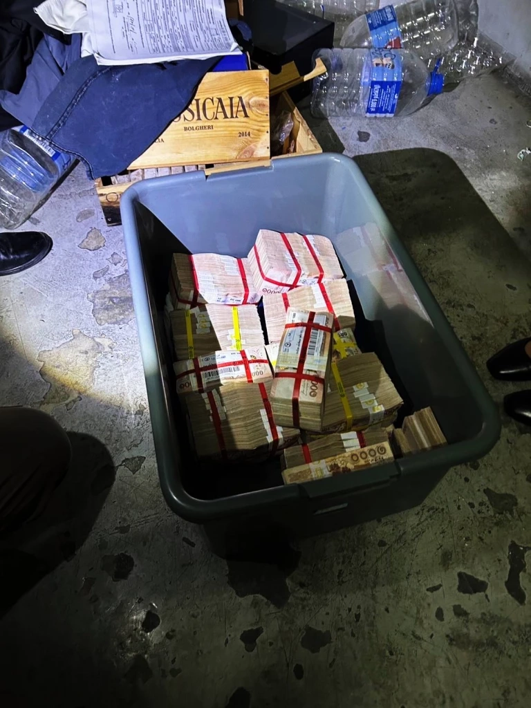 อึ้งเจอ "เงินสดๆ 12 ล้านบาท" ถูกวางไว้จุดทิ้งขยะคอนโด พร้อมซองจดหมาย "กสทช." ระบุชื่อ  "บุคคลนี้"