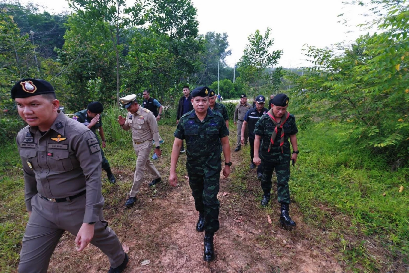 "มทภ.4" ลงพื้นที่ตรวจสอบ "โดรน" ต้องสงสัยฝังดิน คาดเตรียม "ก่อเหตุ-ขนสิ่งผิดกฎหมาย"