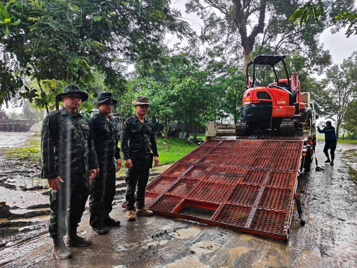 "แม่ทัพ 2" รับมอบรถขุดดินจากเอกชน ไว้ใช้ขุด "คูเลต" ป้องกันฐาน
