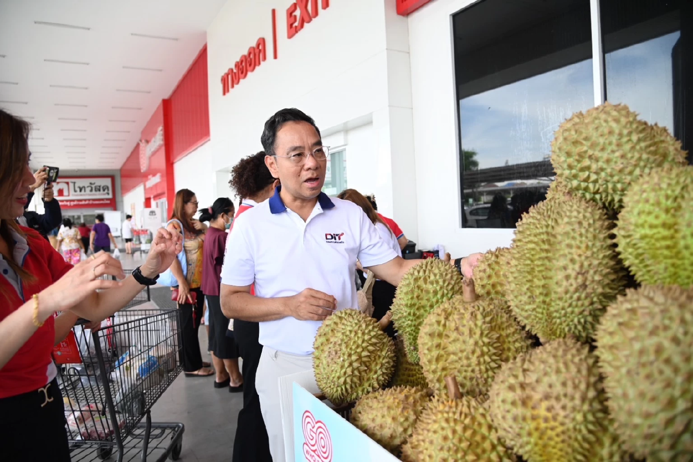 กรมการค้าภายในเดินหน้าช่วยเกษตรกรไทย กระจายผลไม้ติดด่าน