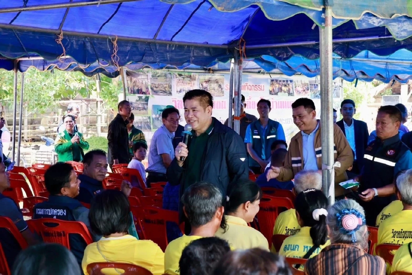 "ประธานมูลนิธิธรรมนัสพรหมเผ่า" มอบโคให้เกษตรกร จ.พะเยา