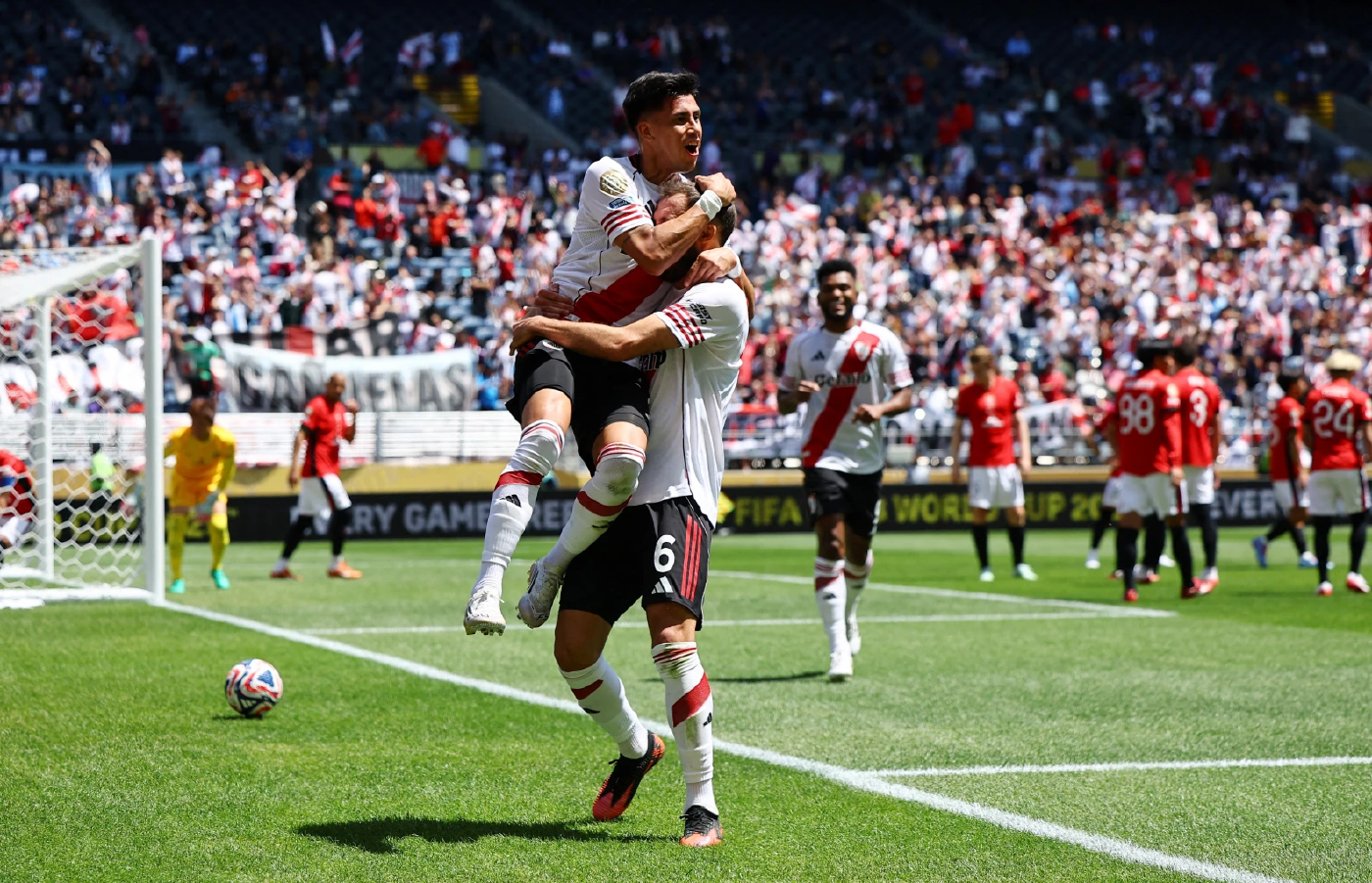นักเตะ ริเวอร์เพลท ฉลองประตูในเกมชนะ อุราวะ เร้ด ไดมอนด์ส 3-1 ศึก ฟีฟ่า คลับ เวิลด์ คัพ 2025
