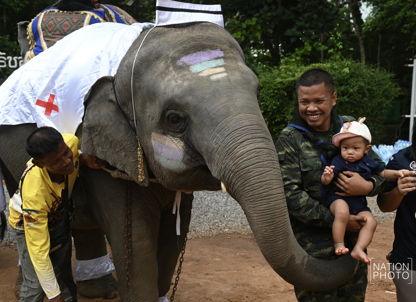 สีสันตาเมือนธม ช้างพลายแต่งลายพราง บุกมอบสิ่งของให้กำลังใจทหาร