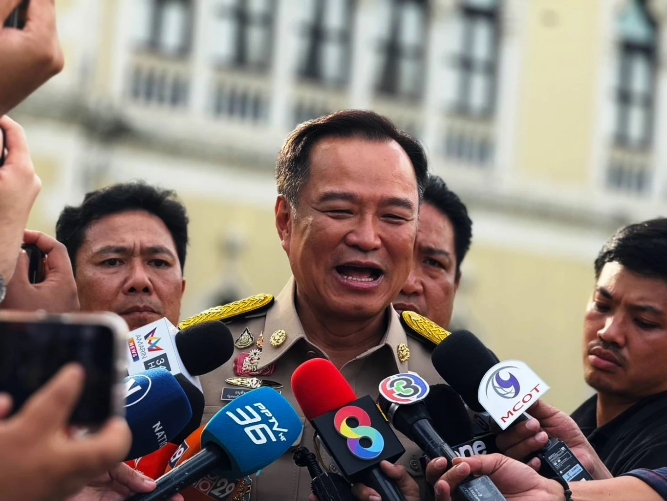 “อนุทิน” เผย คุย "นายกฯ" 1 ชม. ครึ่ง แค่เรื่องงาน ไม่มีเรื่องปรับ ครม.  มั่นใจยังคุม "มหาดไทย"