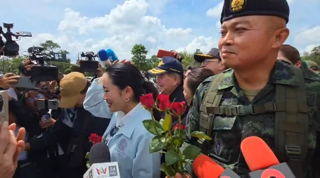 นายกฯ ชวน มทภ.2 รับดอกไม้ชาวบ้าน อารมณ์ดี ขำไมค์สื่อกระแทกศีรษะ