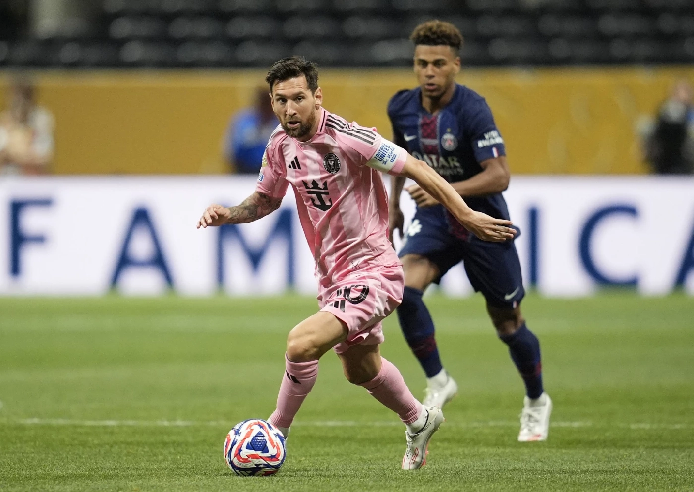 ลิโอเนล เมสซี ของ อินเตอร์ ไมอามี เลี้ยงบอลหนี เดซิเร่ ดูเอ้ ของ ปารีส แซงต์-แชร์กแมง ที่ไล่ตามมา ในเกมฟีฟ่า คลับ เวิลด์ คัพ 2025