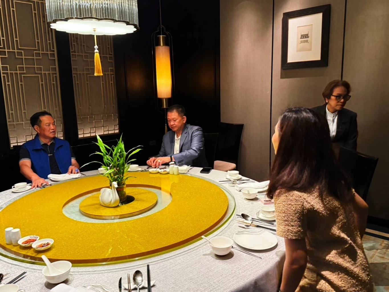 “อนุทิน” กินข้าวเที่ยงร่วมแกนนำพรรค ท่าทียังนิ่ง