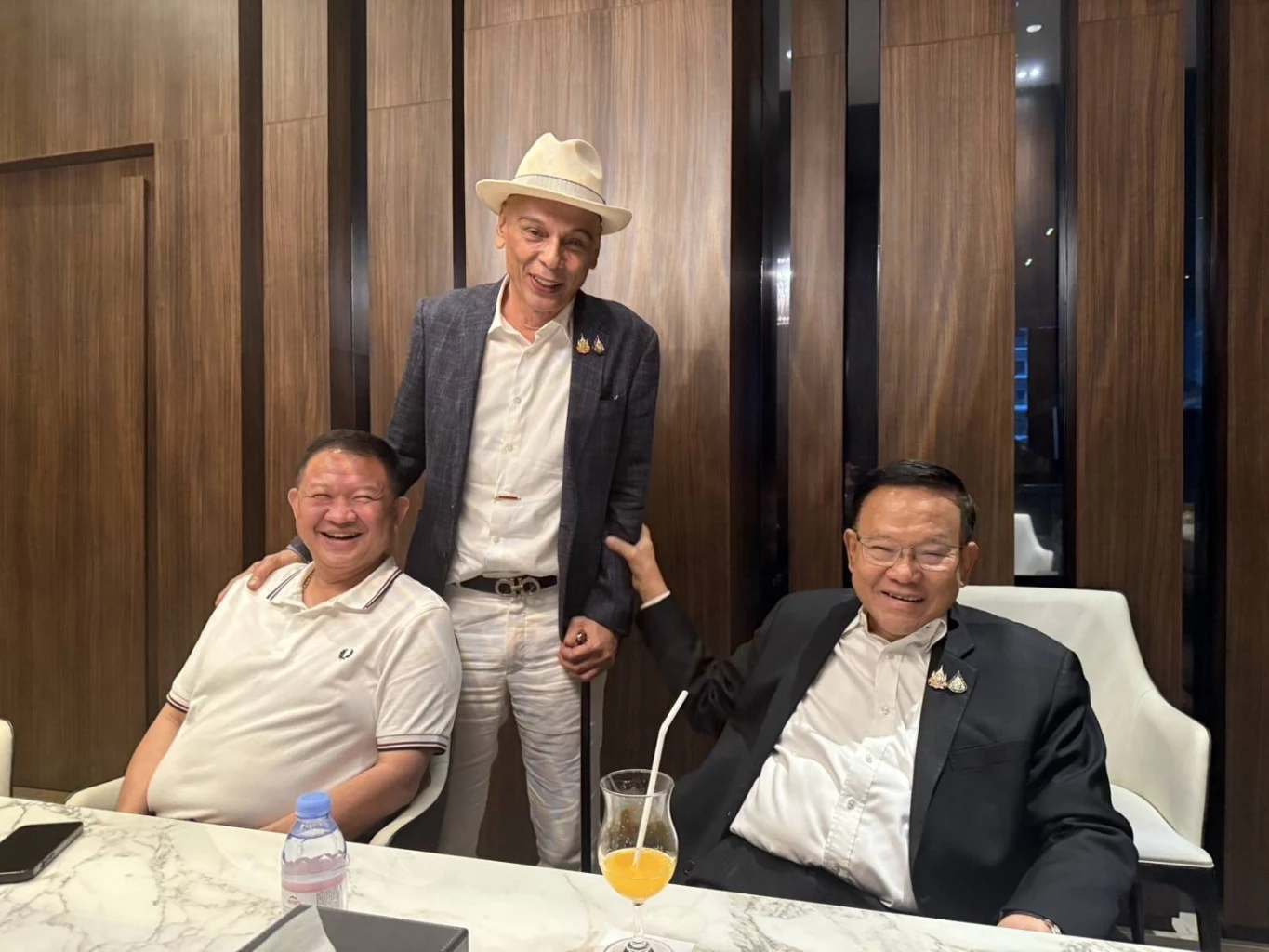 สันติ พร้อมพัฒน์  พร้อมด้วย สส.เพชรบูรณ์ พลังประชารัฐ ร่วมกินข้าวกับนายเนวิน  ชิดชอบ และสส.พรรคภูมิใจไทย