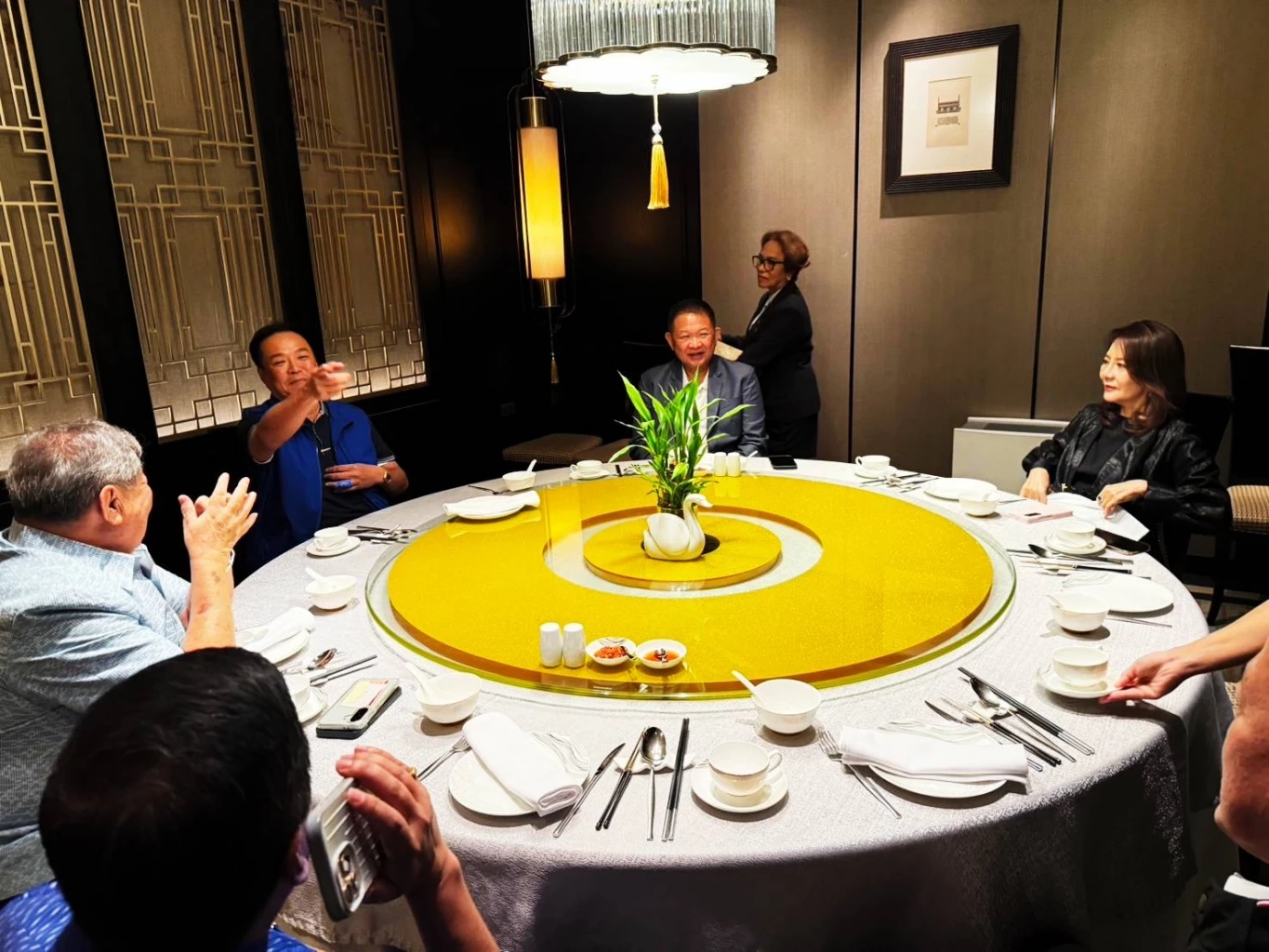 “อนุทิน” กินข้าวเที่ยงร่วมแกนนำพรรค ท่าทียังนิ่ง